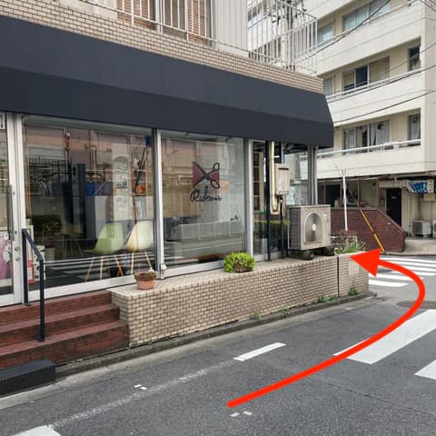 踏切を渡り少し進むとリボンズという美容院があり、その次のT字路を左に曲がる