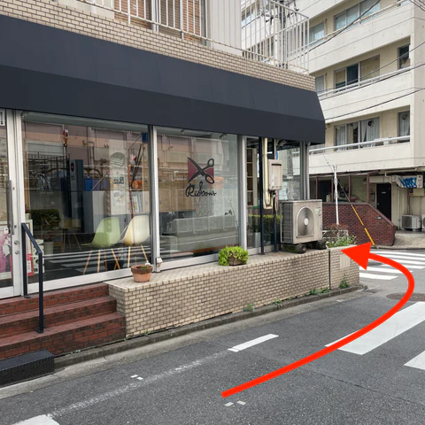 踏切を渡り少し進むとリボンズという美容院があり、その次のT字路を左に曲がる