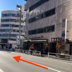 6番出口を過ぎてすぐに、左に曲がる。曲がった先にはスタバがある