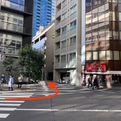 代々木商店というラーメン屋の手前を左に曲がる